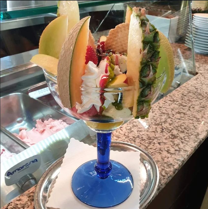 Ananas-Eisbecher im Eiscafé Il Fiume