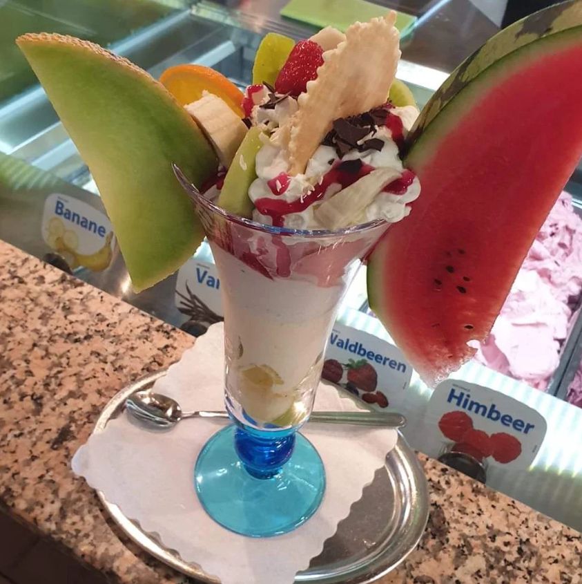 Eisbecher mit frischen Früchten im Eiscafé Il Fiume in Hof