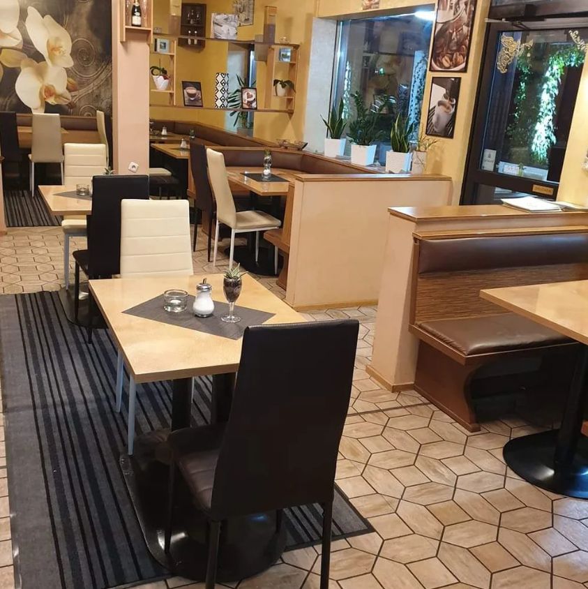 Innenraum des Eiscafés Il Fiume in Hof