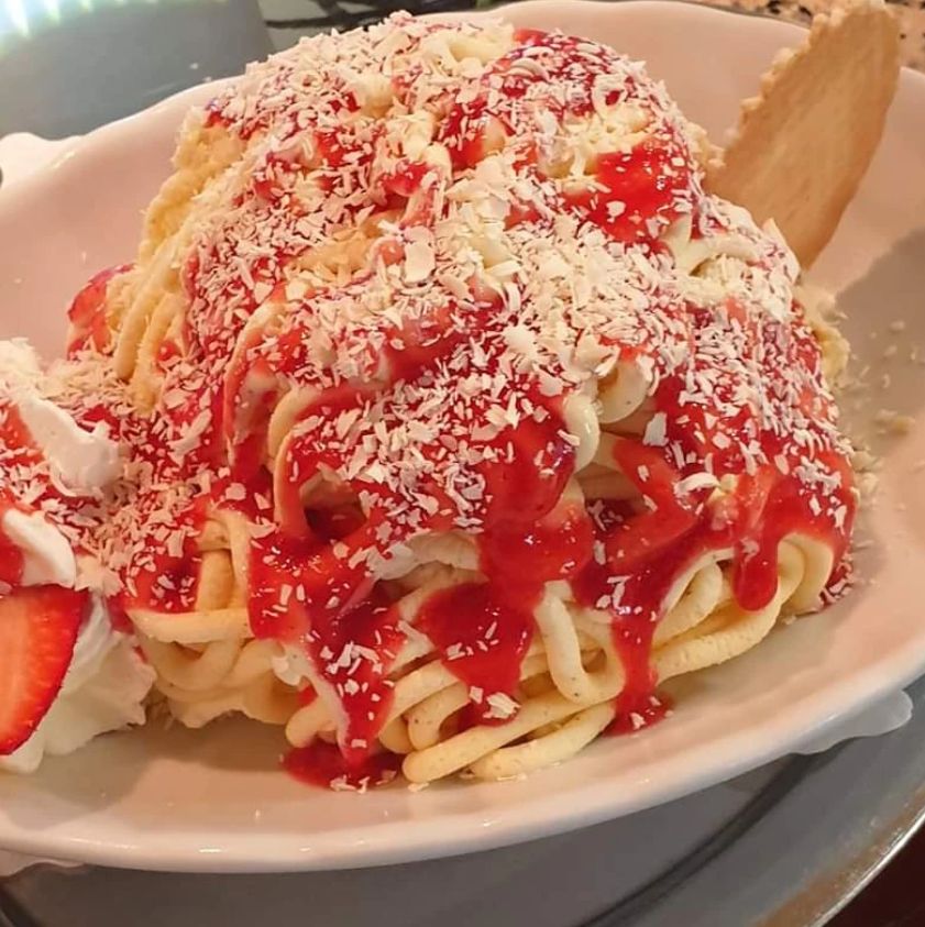 Spaghetti-Eis im Eiscafé Il Fiume