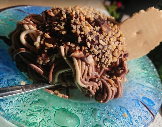 Spaghetti-Eis mit Schokoladensoße im Eiscafé Il Fiume