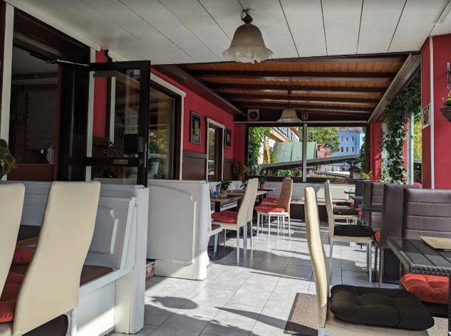 Überdachte Terrasse des Eiscafés Il Fiume