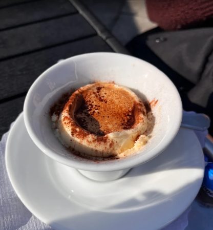 Tiramisu-Eisbecher im Eiscafé Il Fiume