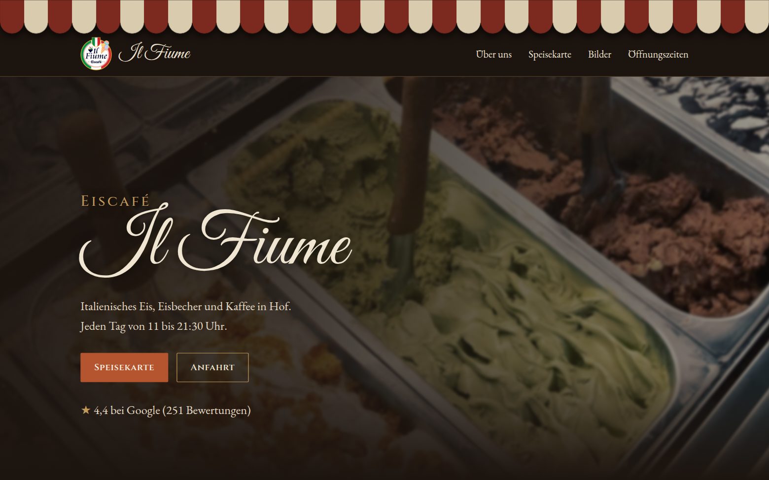 Website des Eiscafés Il Fiume mit Speisekarte am Computer